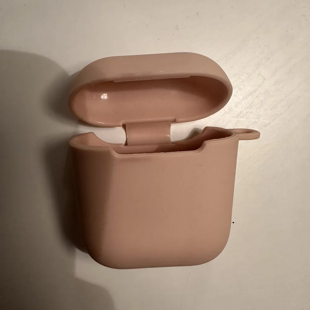 Säljer ett airpods fodral som är använda enstaka gånger. Nypris 150kr, säljes för 10kr. Accessoarer.