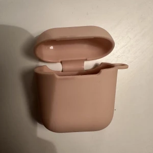 AirPods fodral - Säljer ett airpods fodral som är använda enstaka gånger. Nypris 150kr, säljes för 10kr