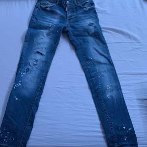 Ett par dsq2 jeans som har blivit för små för mig som jag tänkte att nån annan kunde ha nytta med dessa par fina jeansen som är i bra skick inga hål eller märken.