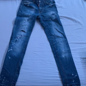 Dsquared2 Jeans  - Ett par dsq2 jeans som har blivit för små för mig som jag tänkte att nån annan kunde ha nytta med dessa par fina jeansen som är i bra skick inga hål eller märken.