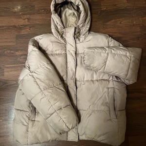 Superfin vinterjacka - Storlek M men känns som L. Den är lite mer biegebrun på riktigt. Kameran visar att den är lite ljusare.  Fint skick. 