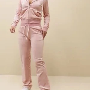Juicy couture del ray pale pink  - Säljer mina rosa juicy byxor i st XL pga de är för stora, säljer min kofta i samma färg men i st S pga ingen användning båda är i nytt skick och knappt använda kan säljas separat pga storleksskillnaden.