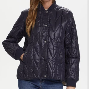 Jacka  - Så snygg jacka från Saint Tropez! Inte mycket använd. Nypris 999kr. Storlek M