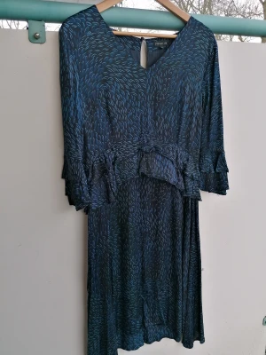 Fin klänning från Stockh LM! - En medel kort klänning i sparsamt använt skick. Lite liten i storleken. 