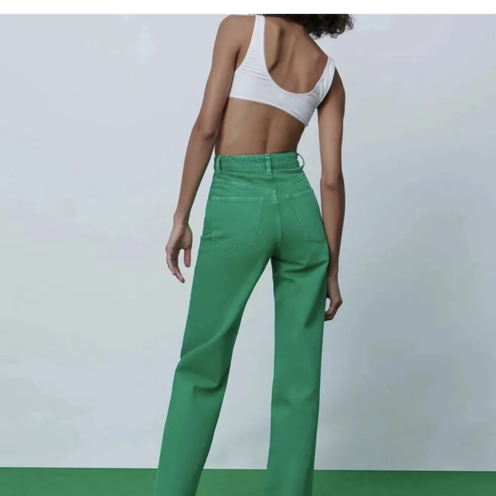 Gröna jeans från Zara! Jättesnygga men kommer tyvärr inte till användning, använda 2 ggr så bra skick! Nypris 399kr, strl 40 men skulle säga att de är lite små i storlek. Jeans & Byxor.