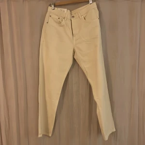 Arket vita jeans - Vita jeans från Arket. Oanvända. Storlek 30. ”Regulator”: Cropped, slim fit, straight from knep, mig rise 