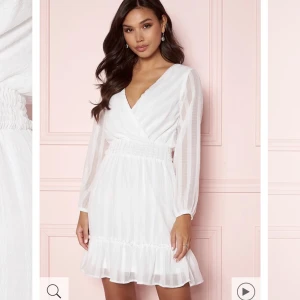 Studentklänning - Studentklänning från bubbelroom. Använd en gång. Midjan är gjord av resår och överdelen kan justeras vilket gör klänningen optimal även för andra storlekar. Nypris: 599