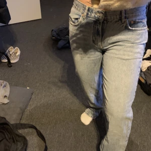 Lågmidjade Jeans - Jätte fina ljus blåa lågmidjade jeans som är använda väldigt få gånger så i väldigt fint skick. Nypris 500 kr