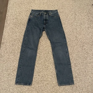 Weekday Space relaxed straight jeans - Schyssta jeans från weekday som är knappt använda i mörk blå färg, 