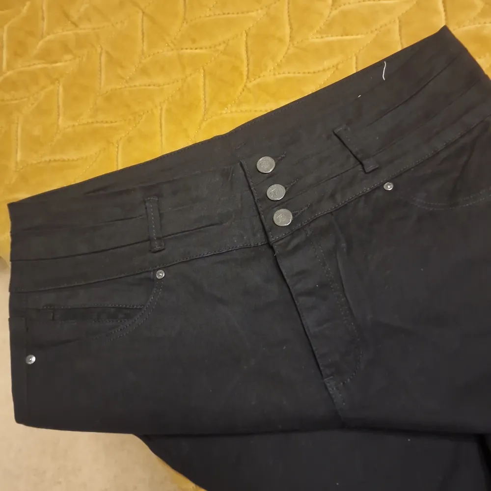 Byxor av ren bomull , Noir svart, formell stil storlek 44 , Nya ej bära , utan etikett.. Jeans & Byxor.
