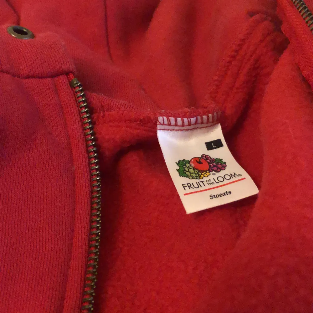 Mysig hoodie köpt på secondhand i stl L, passar dock även mindre storlekar då den är oversize. Bra skick, säljer då den ej kommer till användning. Skriv för info eller fler bilder!☺️. Hoodies.