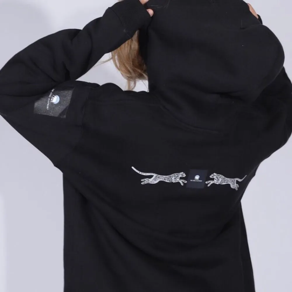 Superfin hoodie från The Cool Elephant som inte längre säljs! Säljer då den inte används 🫶🏼köparen står för frakt. Hoodies.