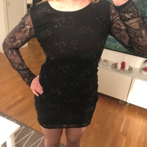 Glittrig klänning  - Glittrig klänning så fin till nyår!!! Storlek M. helt ny!! Prislapp kvar!❤️