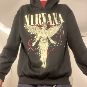 Svart Nirvana Hoodie - Ortoligt fet nirvana hoodie, sällan använd då jag känner mig som en poser🤪 Storleken är XL men passar mig perfket som är 186 så jag skulle säga L lite oversized  Otroligt comfy!  Möts görna upp i malmö annars stör du för frakten 