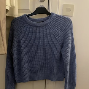 Stickad tröja  - Snygg och bekväm stickad blå tröja säljs pågrund av för liten aldrig använd 