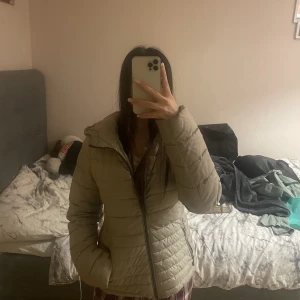 Beige Dunnjacka  - Köpt från zara använt en säsong fast inte mycket alls