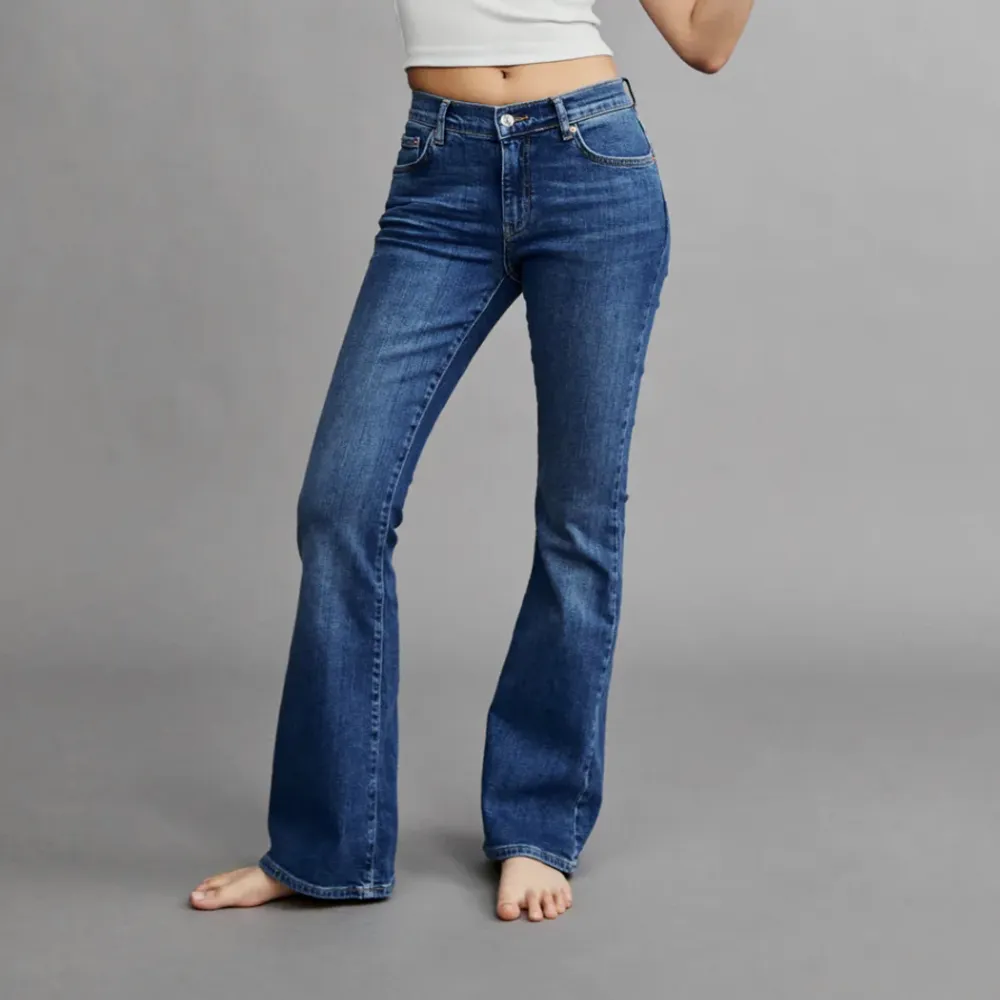 Jättefina lowwaist jeans från gina tricot, aldrig använda  Sista bilden är på likadana fast blå för att jag inte hittade de svarta på nätet💞 orginalpris: 499❤️. Jeans & Byxor.
