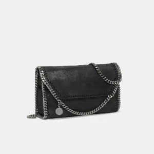 Säljer min fina väska från Stella McCartney i modellen falabella mini shoulder bag i svart. Väskan är så gott som ny och distans medföljer!! Nypris för denna väska är 6560kr men säljer den för 2900kr priser kan diskuteras🌸💕 Insta: Emelieceliik