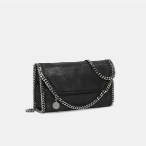 Stella McCartney  - Säljer min fina väska från Stella McCartney i modellen falabella mini shoulder bag i svart. Väskan är så gott som ny och distans medföljer!! Nypris för denna väska är 6560kr men säljer den för 2900kr priser kan diskuteras🌸💕 Insta: Emelieceliik