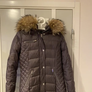 höst/Vinterjacka  - Jackan är använd en vinter det enda trasiga är där man hänger jackan som ni ser på tredje bilden. Anledning till jag säljer är för att den inte kommer till användning då den är för liten. Det är äkta päls. Pris kan diskuteras och frakt står ni själva för.