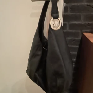 Handväska  - Säljer denna handväskan åt min mamma, Michael kors, har fläckar inuti men annars fint skick, fråga gärna om bild :) <3