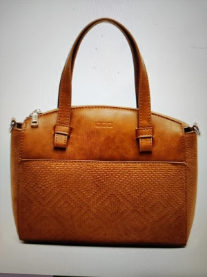 Handväska - Handväska oanvänd. Material Polyuretan Höjd 22cm Längd 27cm Vidd 10cm