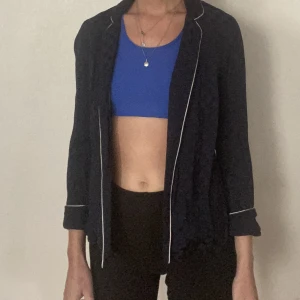 Pyjamasaktig kavaj - Blus med palmmönster i 100 procent viscos. Lite pyjamasaktig men ändå vardaglig.