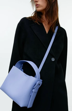 ARKET crossbody leather bag  - Intressekoll på denna otroligt fina väska från Arket. Ljusblå enligt beskrivning men upplever den mer som lila med blå-toner. Använd få gånger och i superfint skick!   1250kr inkl frakt. En perfekt julklapp kanske?! 🎄 