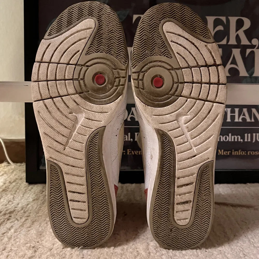 Nike Cortez strl 38- köpta på tradera för 350kr, sparsamt använda-se sulan. Jättesöta men tyvärr för små, har vanligtvis strl 39 och chansade med dessa skor. Suuuuper söta och funkar till det mesta . Skor.