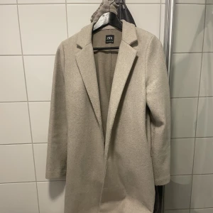 Kappa Zara - Ljusbeige kappa från zara  Liten i storleken 