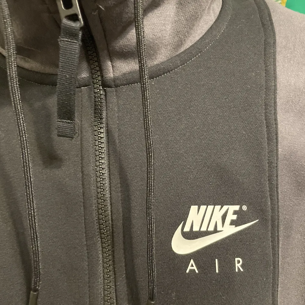 En grå/svart Nike kifta Använt Max 2 gånger (inomhus) . Tröjor & Koftor.