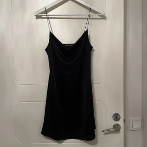 klänning - söt klänning från zara som är använd på en fest en gång, storlek S😊