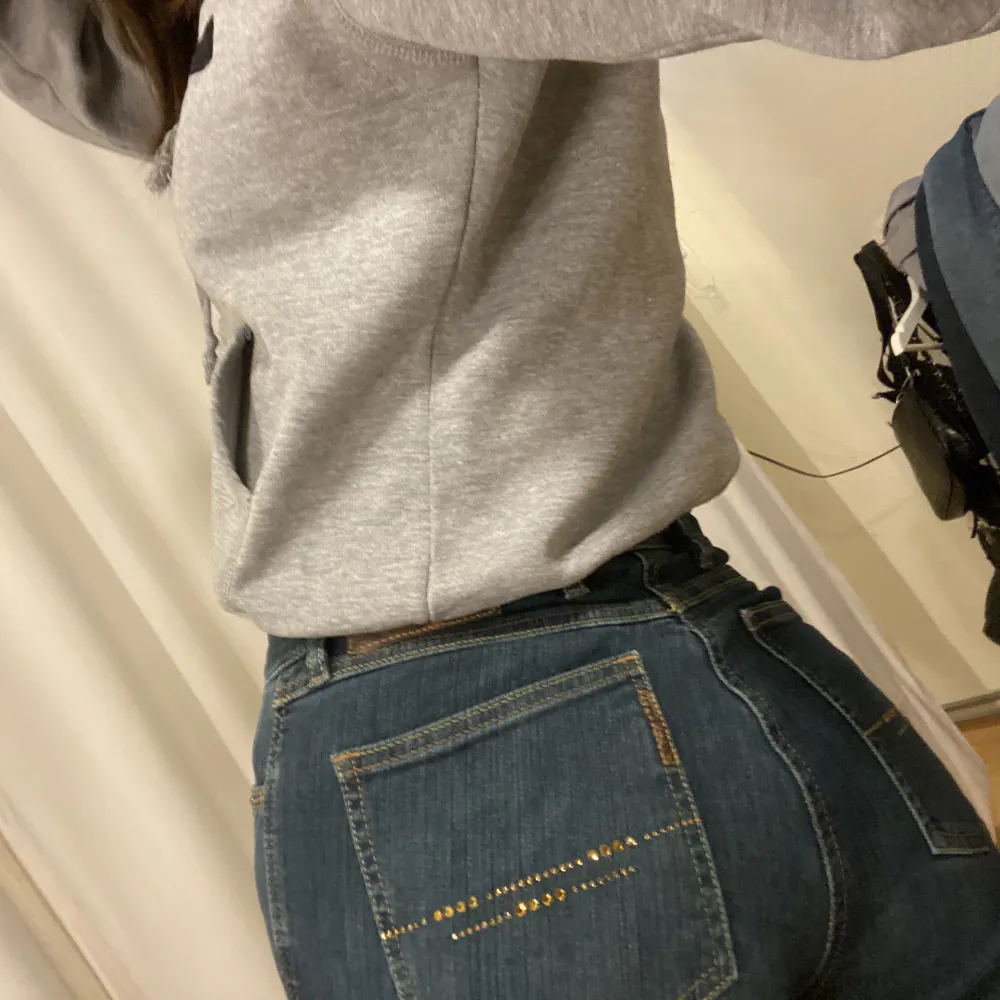 Super fina jeans med paljetter både fram och bak💕. Jeans & Byxor.