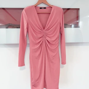 rosa klänning  - rosa klänning använd 1 gång 