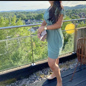 Klänning  - Klänning från hm Använd vid ett tillfälle Knyte på sidorna så går att göra tajtare i midjan för en mer figursydd form🌸