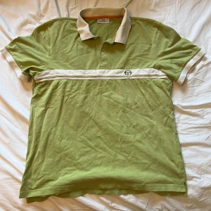 Tröja från Sergio Tacchini - Tröja från Sergio Tacchini! Passar både tjejer och killar💖💖sitter rak och oversize💓kan posta 