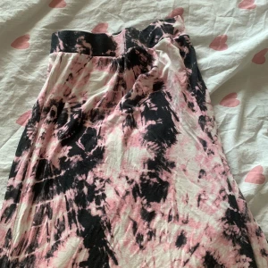 Lindex tie diy kjol - Bra skick! Andvänd några gånger bara, storlek 146/152! Säljer den för att det inte är min stil. Pris 80 inklusive frakt