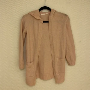 Rosa finstickad kofta - Rosa finsticka kofta i fint skick.  Köparen står för frakten. Jag ansvarar inte för postens hantering. Jag visar bild på när jag skickar paketet. Vid fler intressen av objekt kan bud över begärt ingångspris läggas.