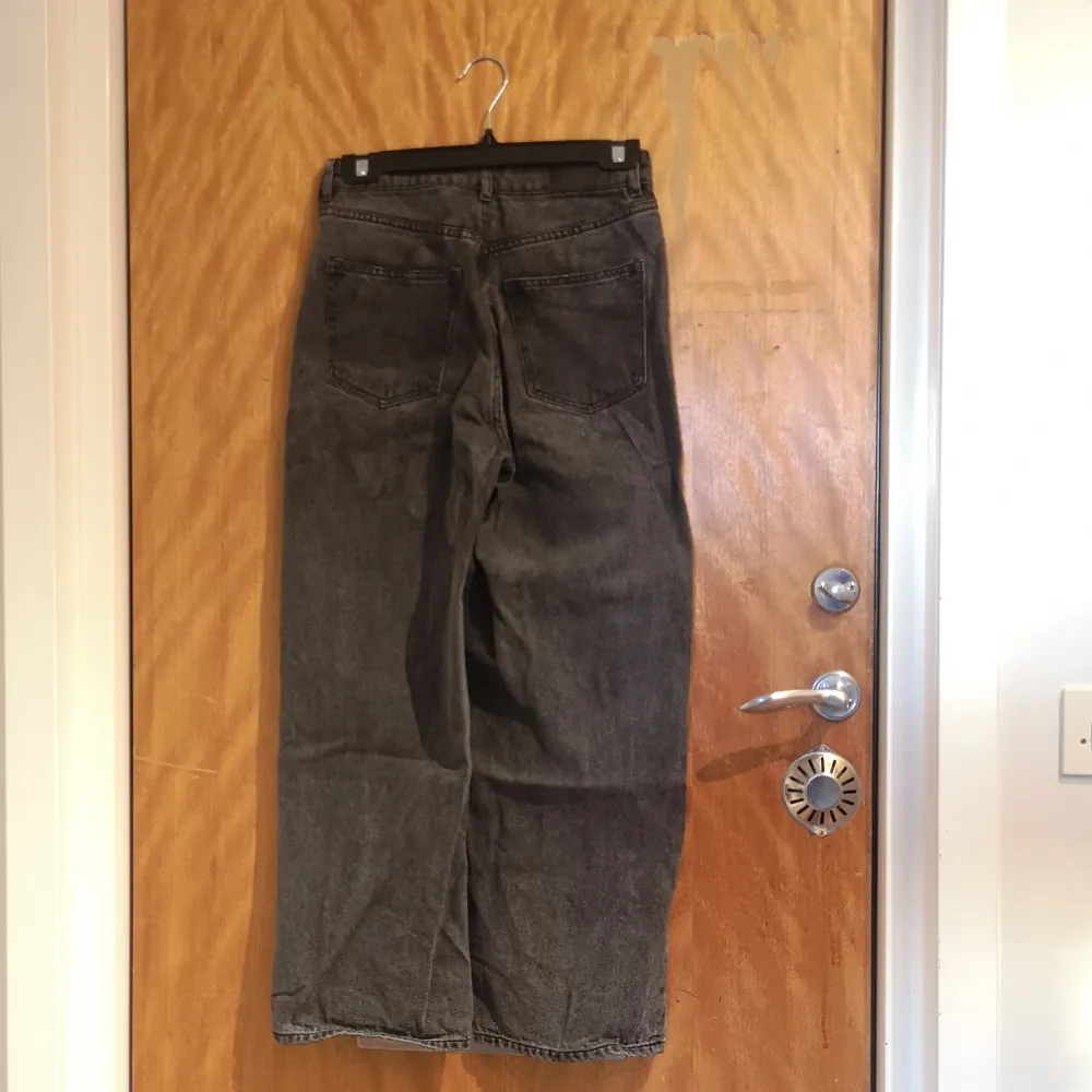 Ett par raka stengrå jeans från Monki i storlek 26, cn 160/66A.  Fåtal gånger använda då de är för korta för mig som är 168 cm lång. Kommer vara perfekta för någon som är kortare😍  Frakt på 49 kr tillkommer. . Jeans & Byxor.
