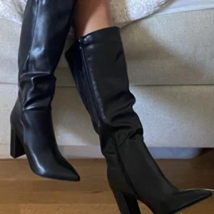 Höga stövlar - Säljer dessa höga stövlar med klack. Endast testade men kommer inte till användning. Storlek 35, passar även 36🫶