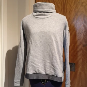 Nike grå sweatshirt - Grå sweatshirt i storlek medium med fickor. En favorit men säljs på grund av att den inte passar längre. Fraktkostnad tillkommer på 49kr.