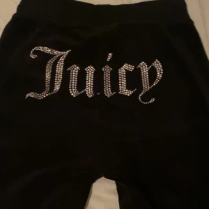 Juicy Conture byxor - Lägger ut ännu en gång pga oseriösa köpare. haft dom i ett är nu, andvänt sparsamt, det är nån pärla som låssnat, men annars i fint skick, priset går att diskuteras. köparen står för frakten!💓