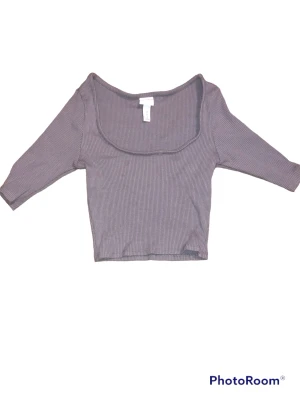 Topp hm - En lila/grå basic men super snygg crop topp från hm! Den har trekvartsarmar och sitter super snyggt på kroppen då den är väldigt töjjbar<33