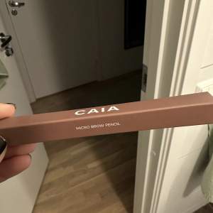 Caias micro brow pen, oanvänd och endast testad på handen. Säljer pga fel färg för mig.