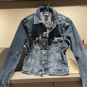 Blå jeansjacka  - Croptop jeansjacka i storlek small men liten i storleken. Aldrig använd då den är för liten för mig 
