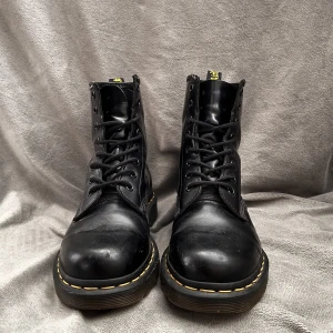 Dr. Martens Smooth Leather - Har många andra boots och väljer knappt mina Doc’s längre. Använda men i bra skick! Väldigt simpla som kan passa nästan allt! För att köpa nya kostar det ca 1700kr