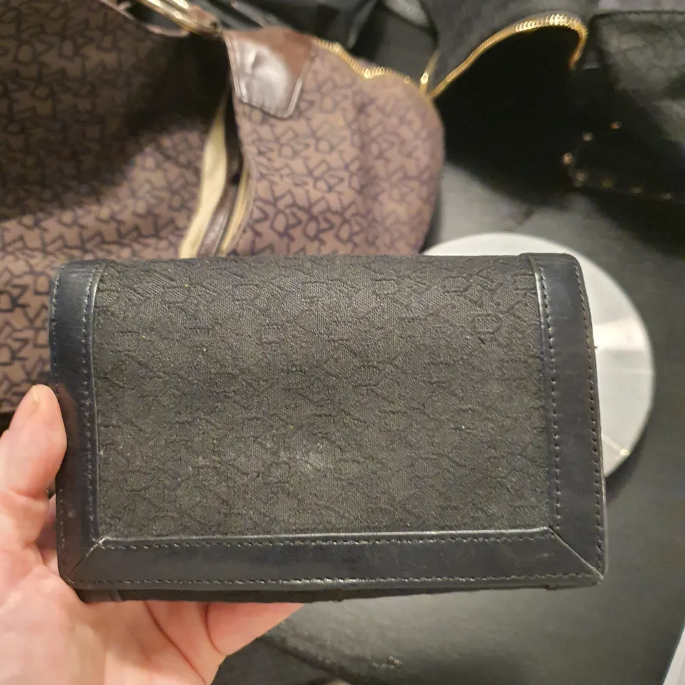 Svart plånbok, DKNY, äkta, några år på nacken men i bra skick.. Väskor.