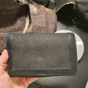 Svart plånbok, DKNY, äkta, några år på nacken men i bra skick.