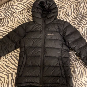 Peak performance jacka  -  Säljer nu denna jättefina peak performance jacka då jag har för många jackor! Jag köpte denna jacka i slutet på förra vintern alltså använt den i ungefär en halv säsong. Jackan är i super fint skick! Nypris: Ungefär 2500kr Pris kan diskuteras!