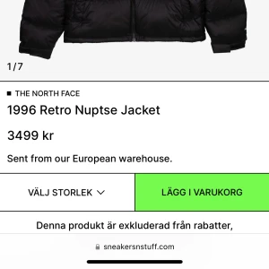 1996 Retro Nuptse JacketInStoc - Nypris: 3499kr  Använd några gånger, är ett litet jack i högra armen men inget markbart men därav det låga priset.  M/L man  